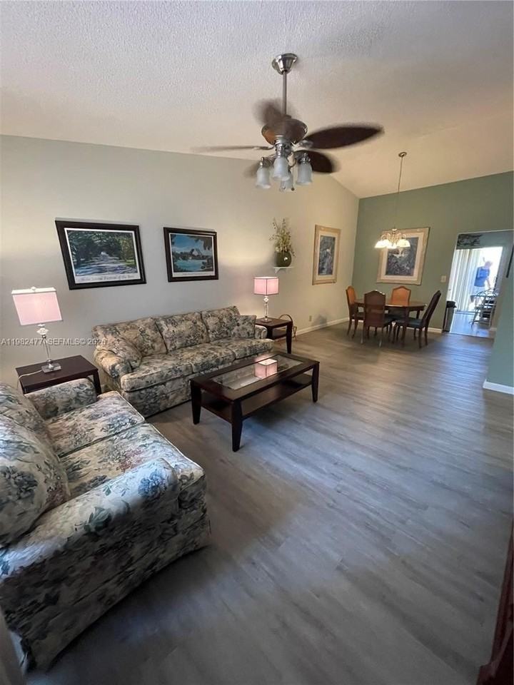 8042 Se Villa Cir #8042 - Photo 2 of 12