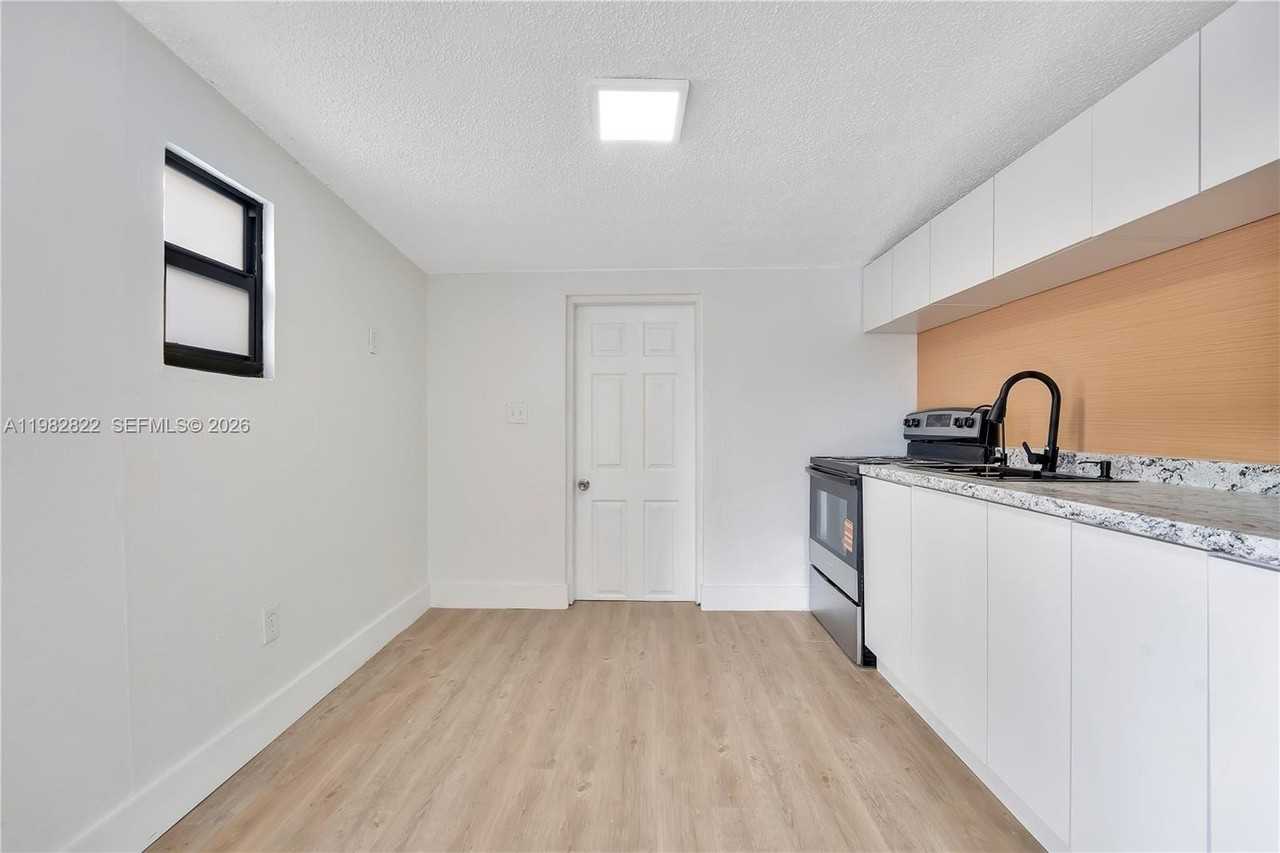 2428 Nw 28th St #REAR - Photo 5 of 12