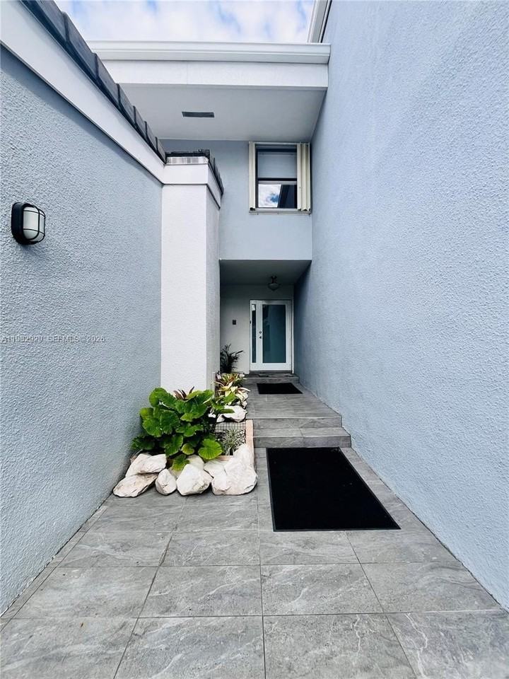 253 Poinciana Dr #603 - Photo 4 of 40