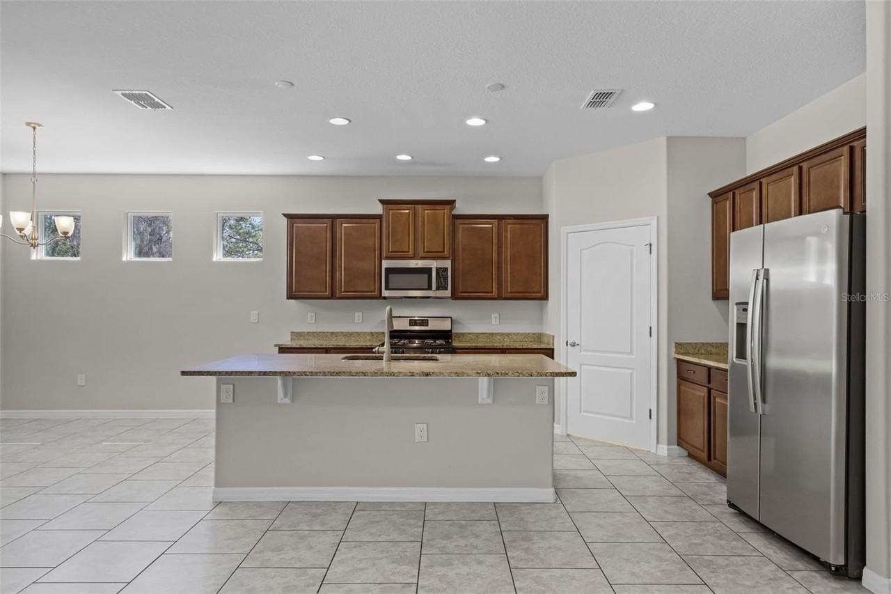 405 E Freesia Ct - Photo 7 of 24