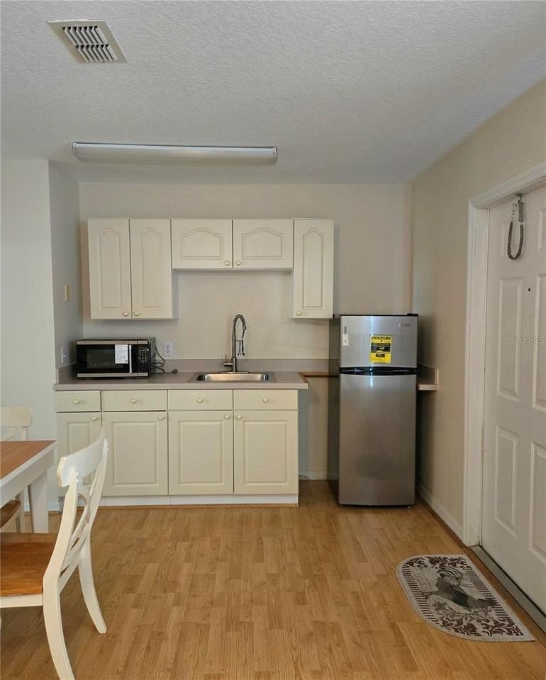 223 Washington Palm Loop #B - Photo 4 of 10