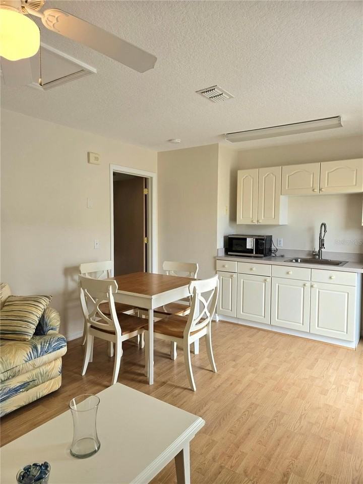 223 Washington Palm Loop #B - Photo 5 of 10