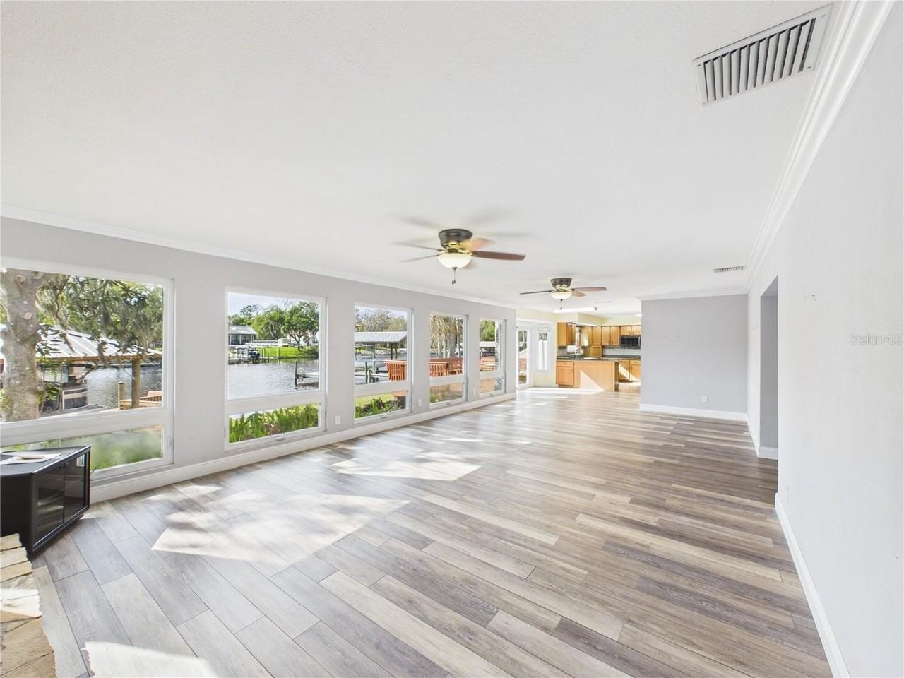 11202 Winn Rd - Photo 2 of 50