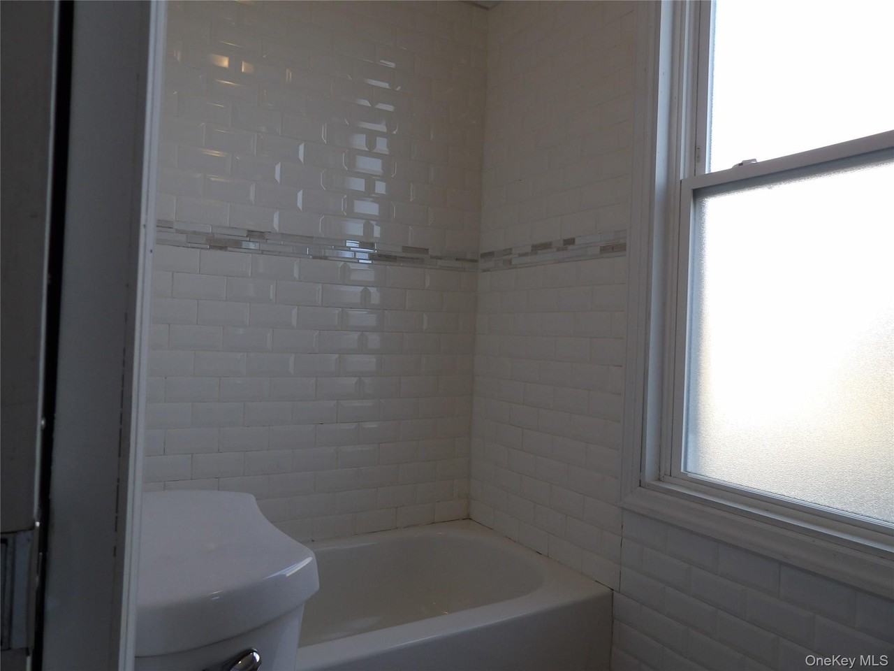 170 N Wellwood Ave - Photo 5 of 11