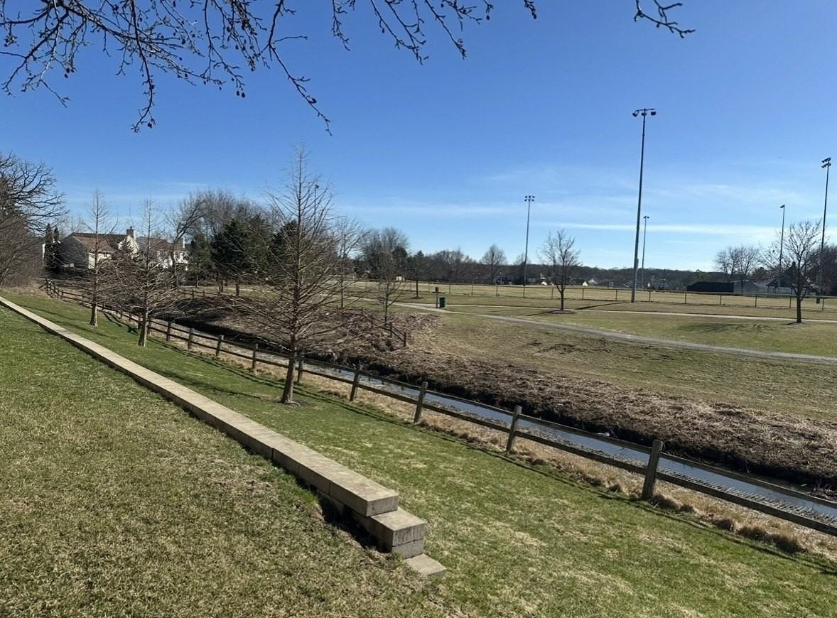 633 W Streamwood Blvd Unit A - Photo 5 of 8