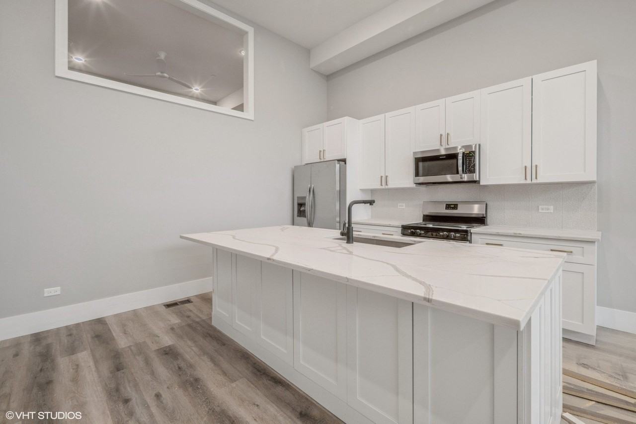 639 W 18th St Unit 1 - Photo 3 of 11