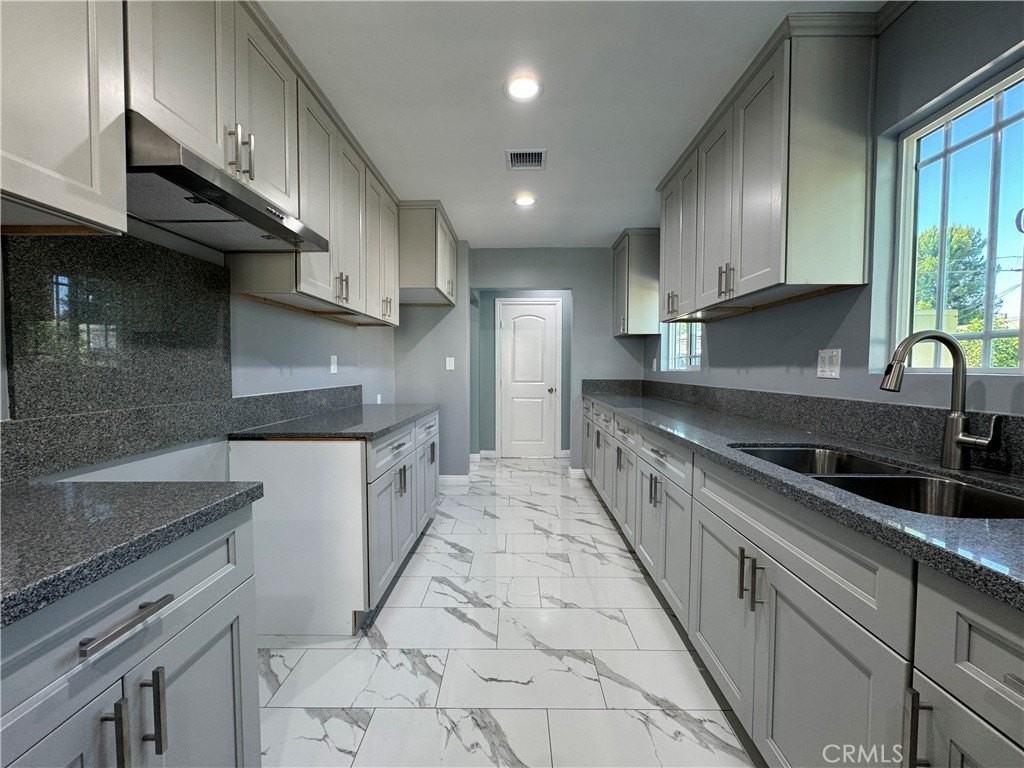 7611 Bloomington Ave - Photo 7 of 26