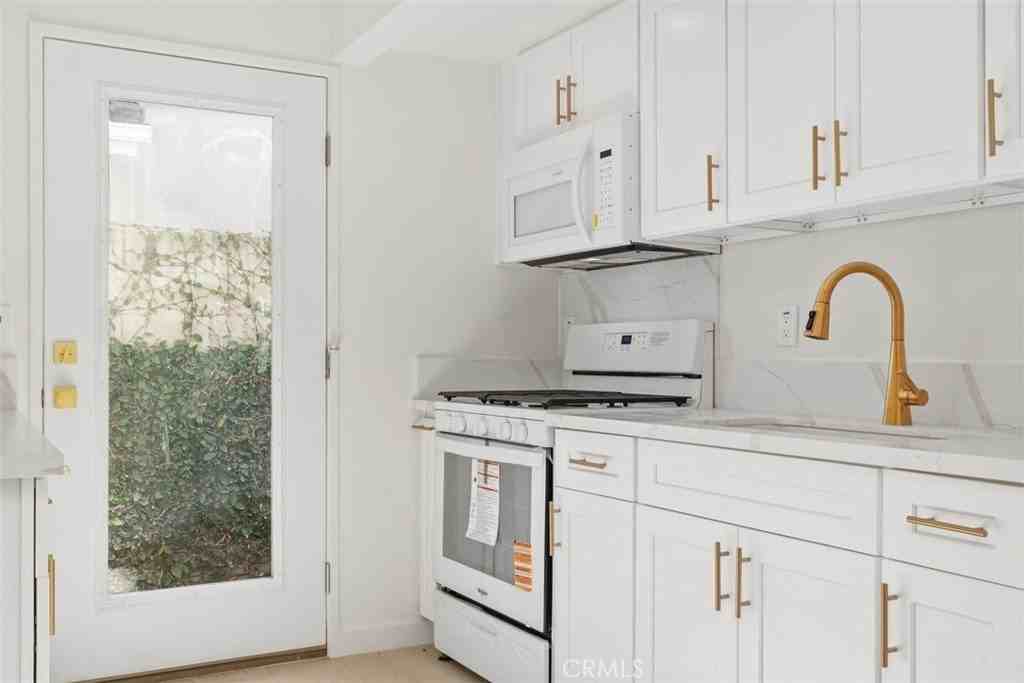 3926 Acacia St - Photo 5 of 33