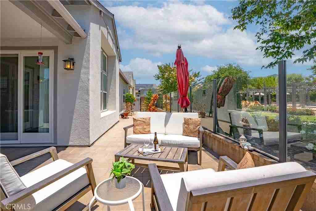 138 Listo St - Photo 2 of 50