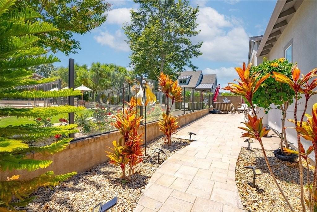 138 Listo St - Photo 4 of 50