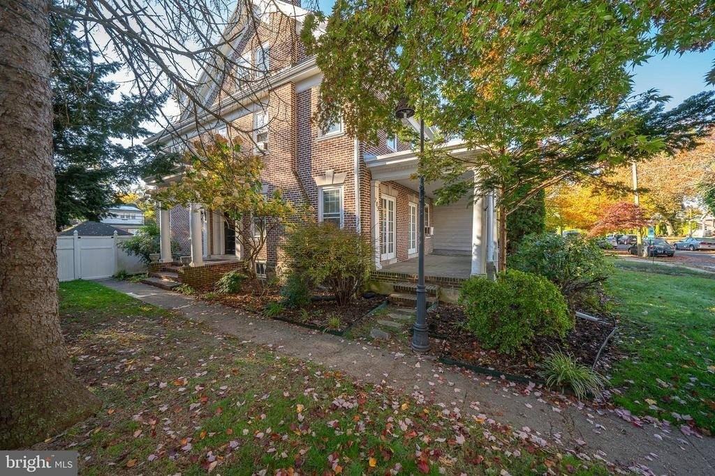 709 E 20th St - Photo 2 of 50