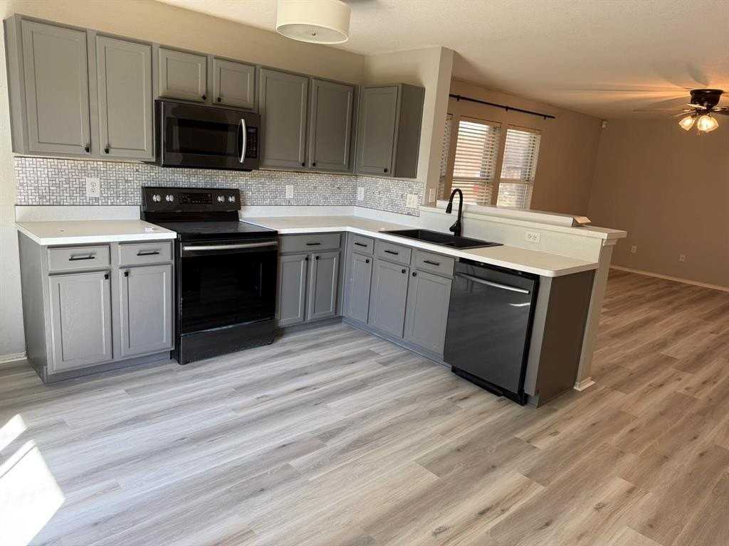 2841 Bluffs Ct - Photo 4 of 17