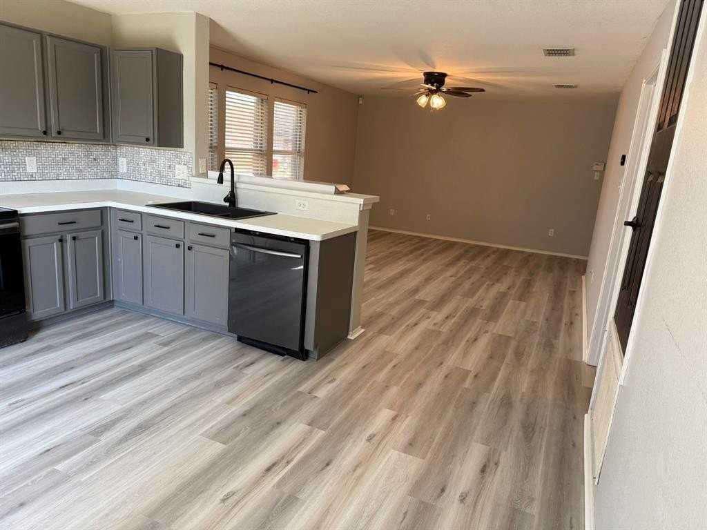 2841 Bluffs Ct - Photo 5 of 17