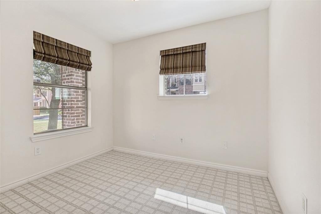 2112 Grove Park Ln - Photo 5 of 13