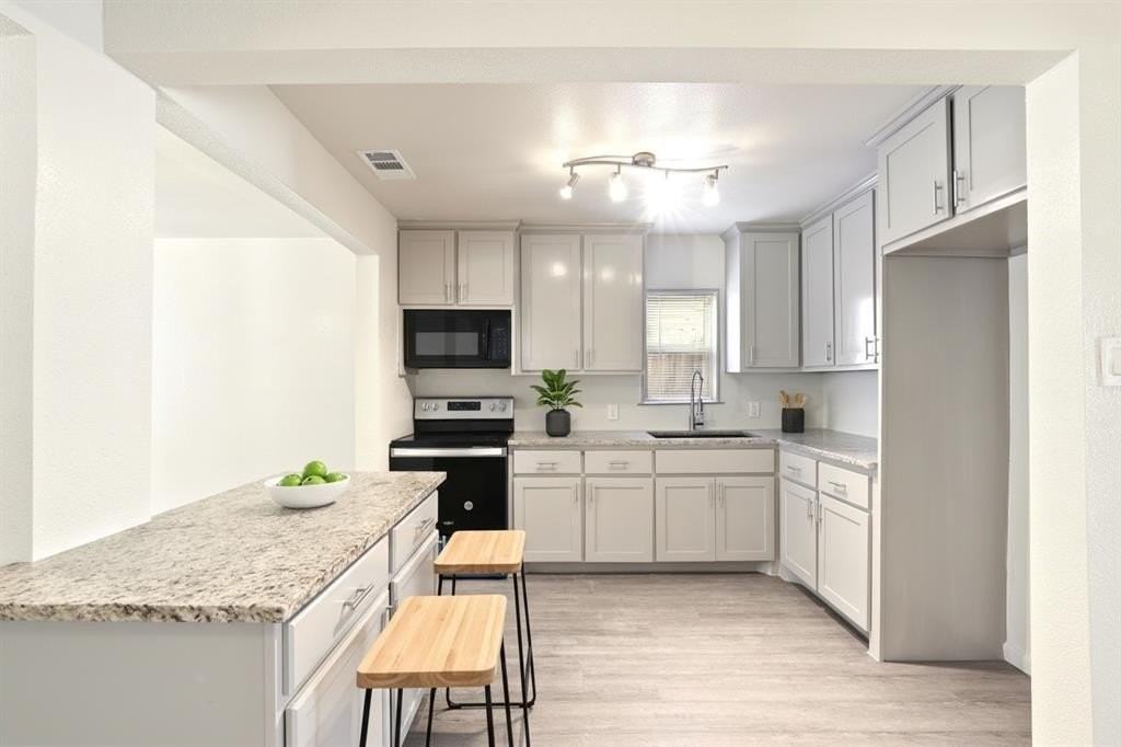 7115 Parkdale Dr - Photo 3 of 8