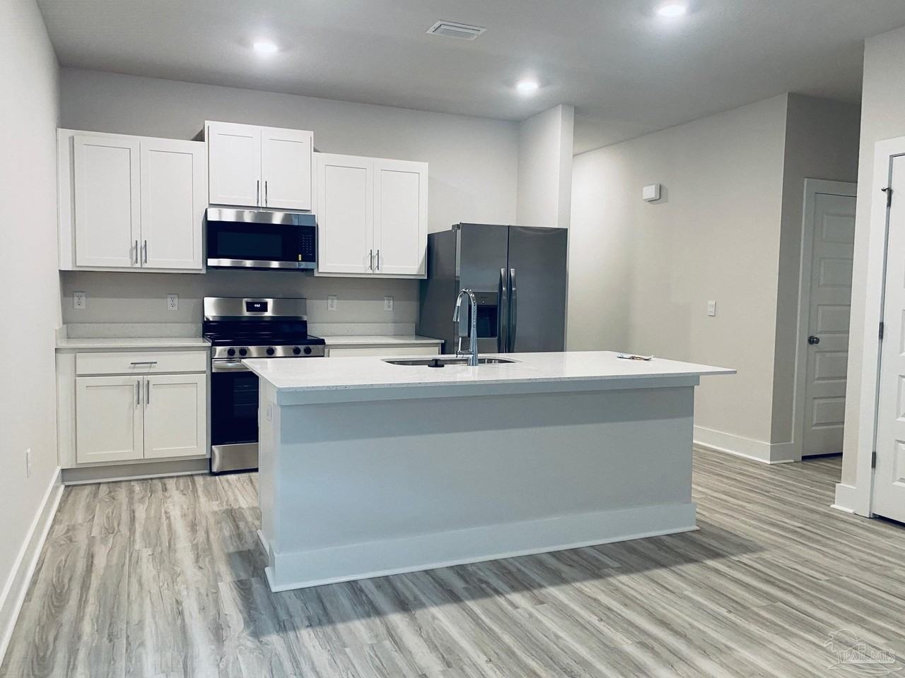9908 Starling Dr - Photo 3 of 17
