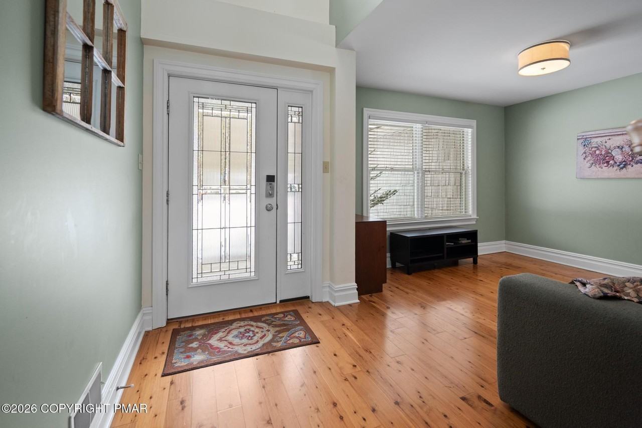 2236 Hillcrest Dr - Photo 5 of 41