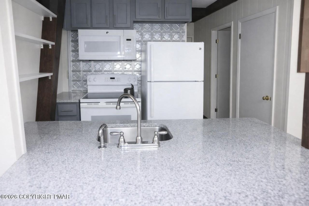 1635 Ridgeview Dr - Photo 4 of 16