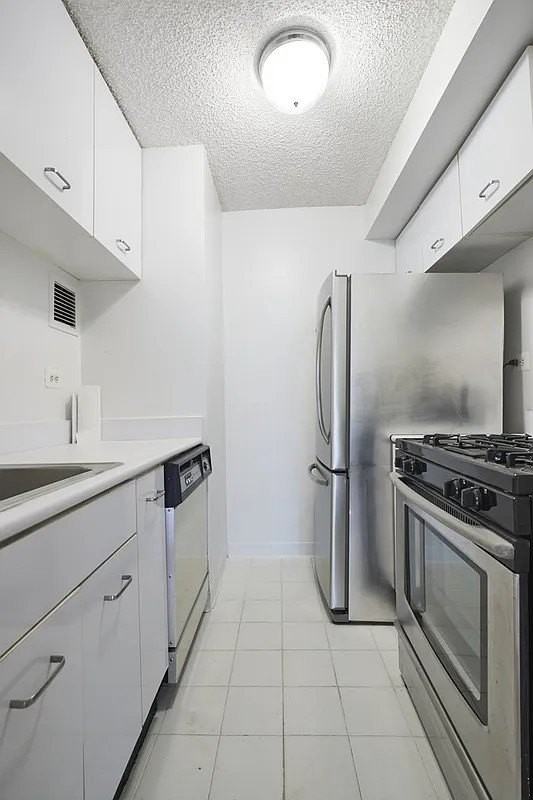 445 5th Ave #9E - Photo 3 of 11