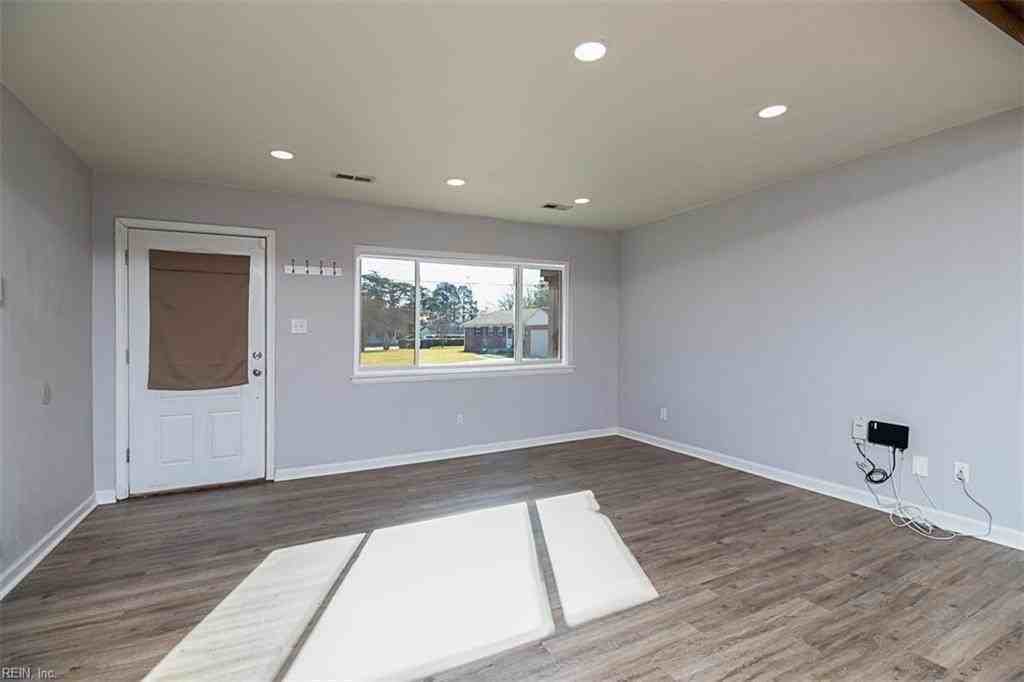 4110 Neptune Ct - Photo 6 of 35