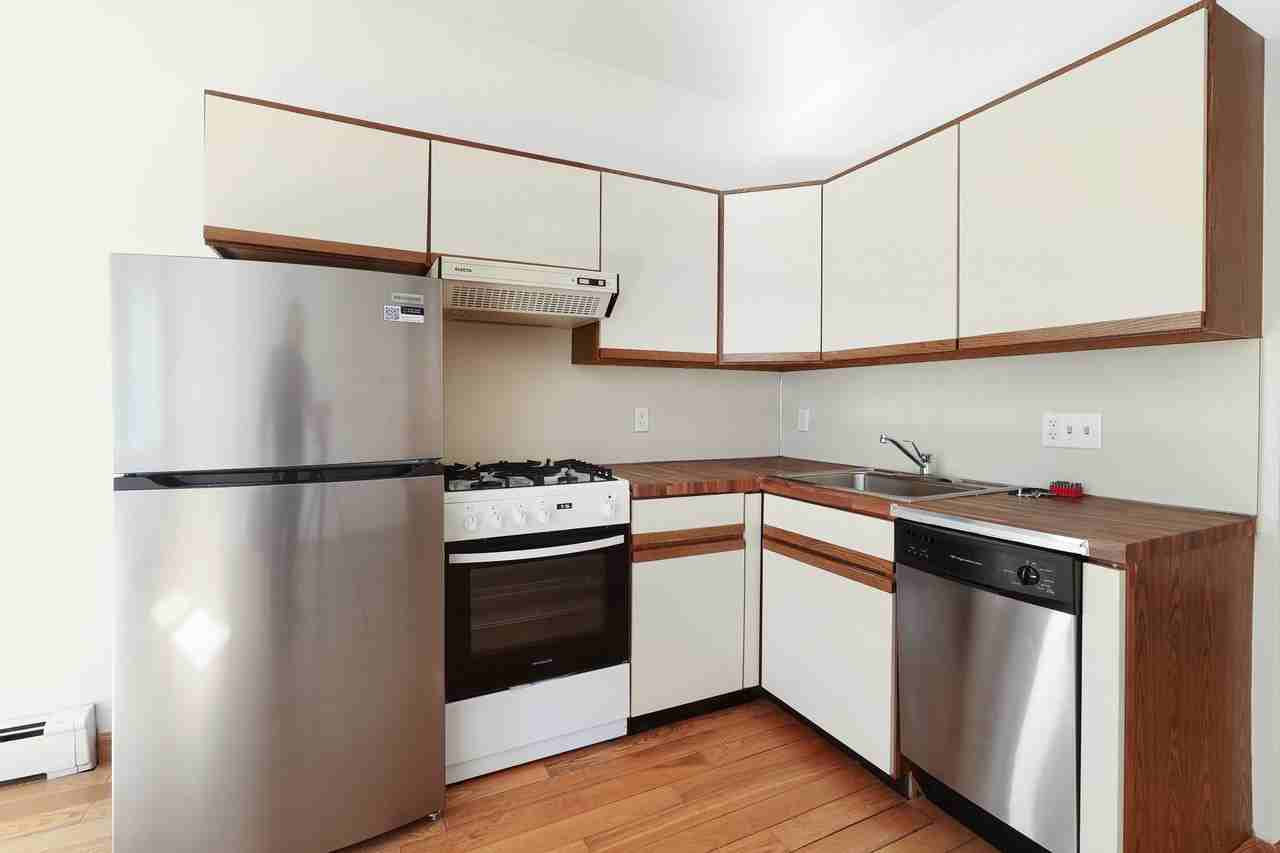 75 Jackson St Apt 1r - Photo 2 of 6