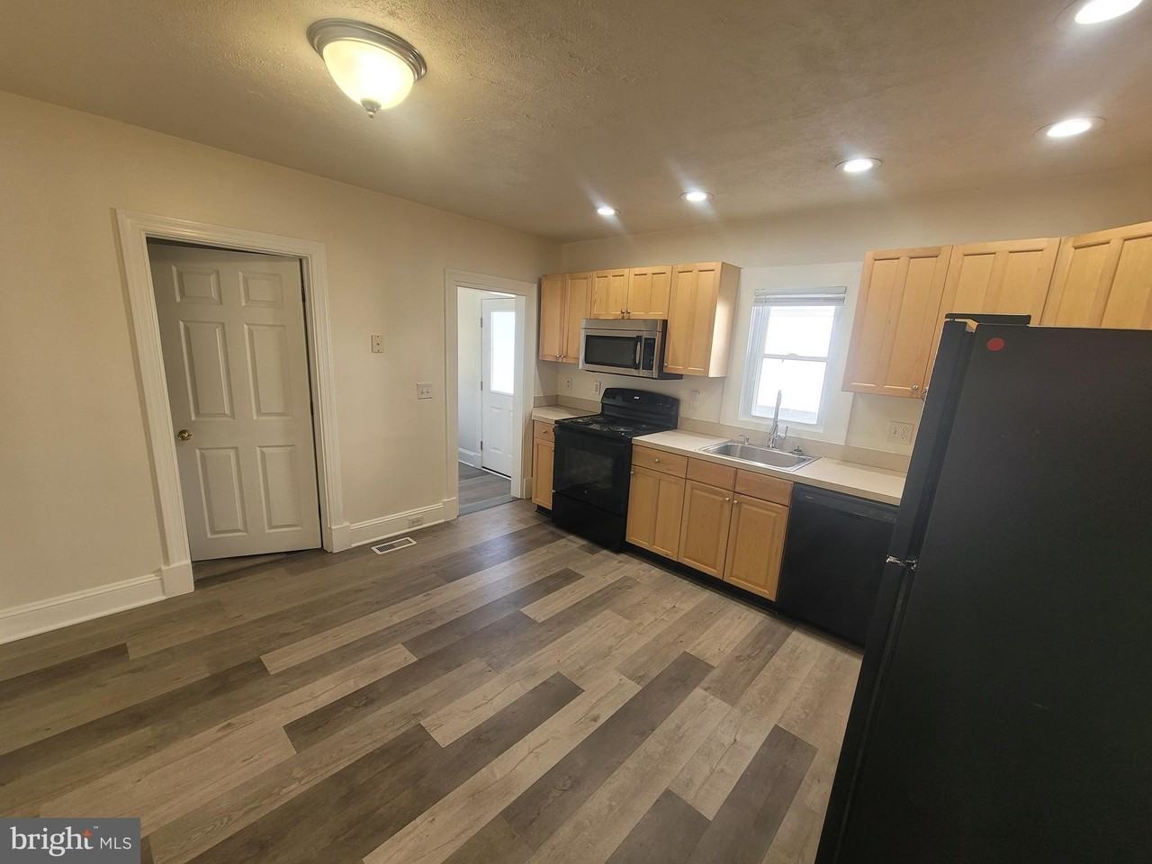 48 Webster St - Photo 4 of 25