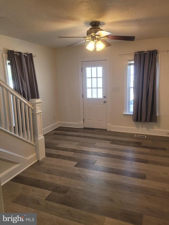 48 Webster St - Photo 5 of 25