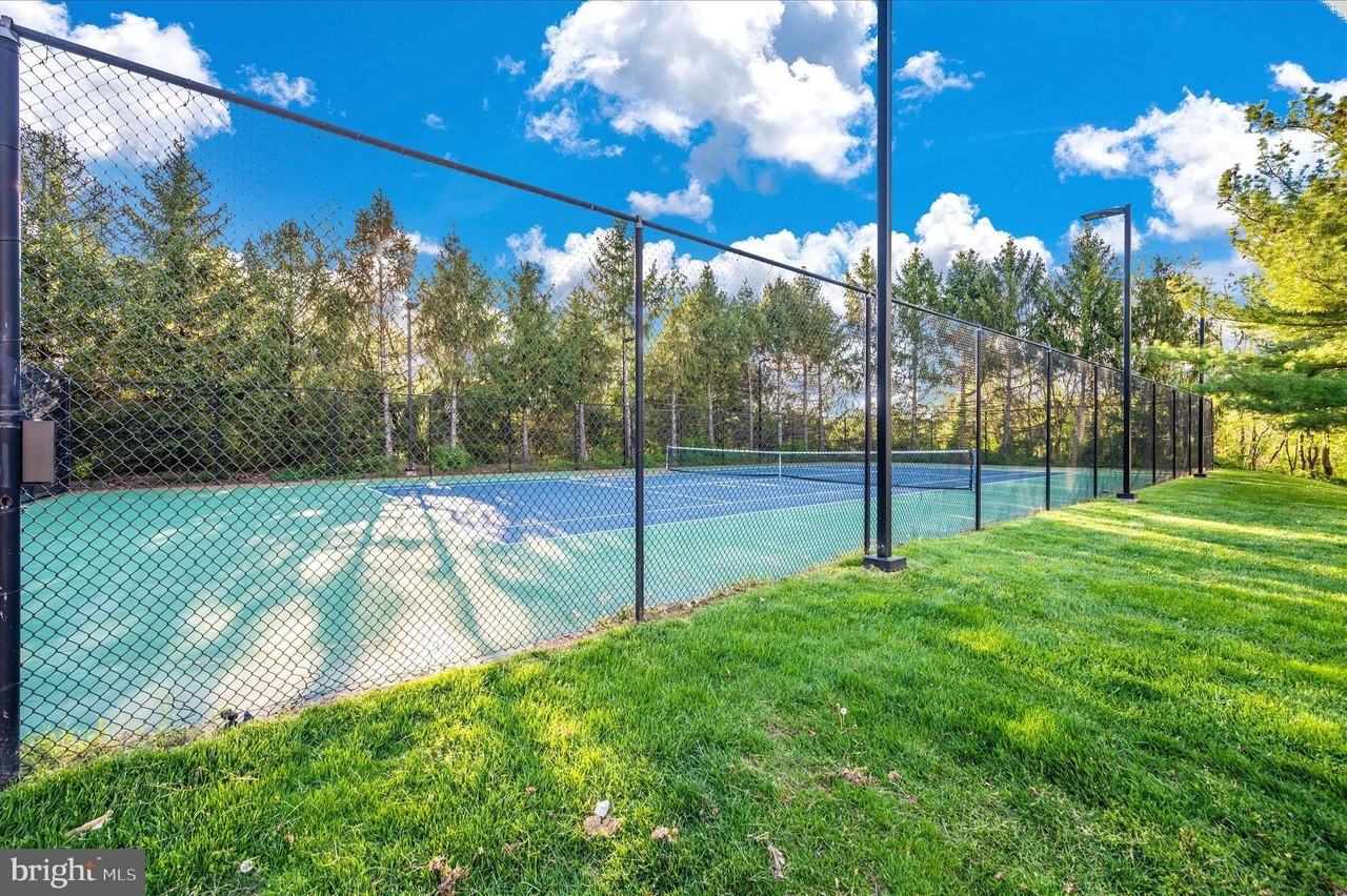 10001 Vanderbilt Cir Apt 4 - Photo 5 of 50