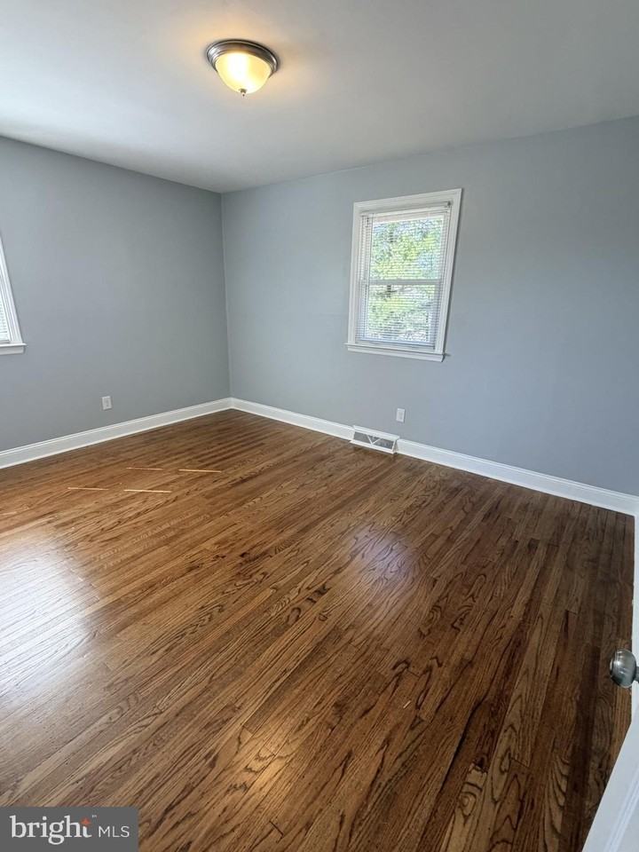 916 Edgemoor Rd - Photo 7 of 30