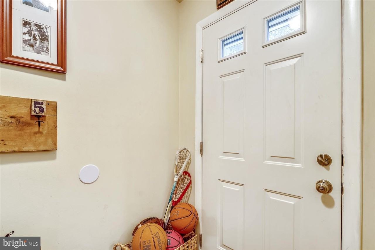 1048 Dalebrook Dr - Photo 3 of 31