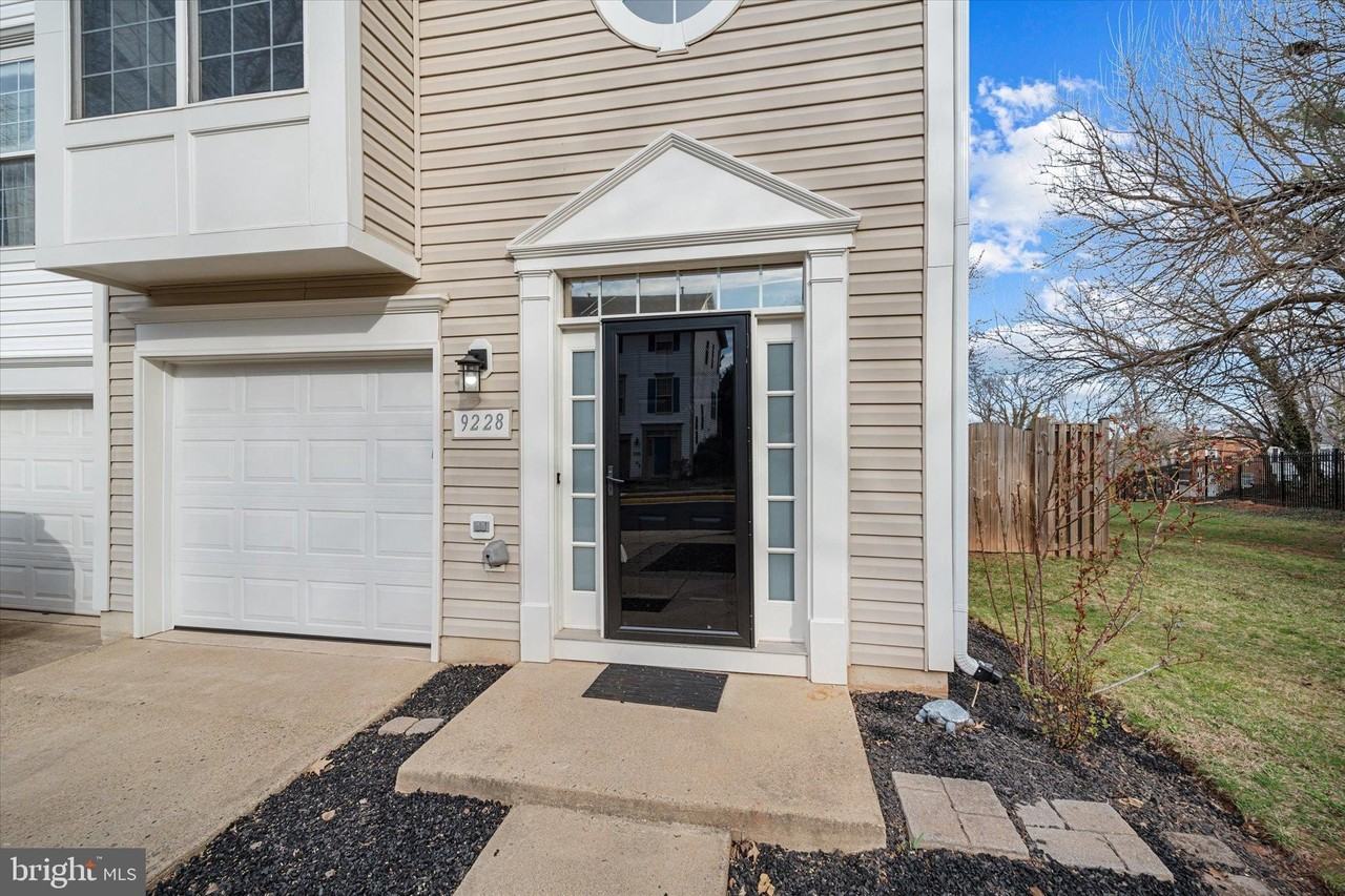 9228 Acer Ln - Photo 4 of 41