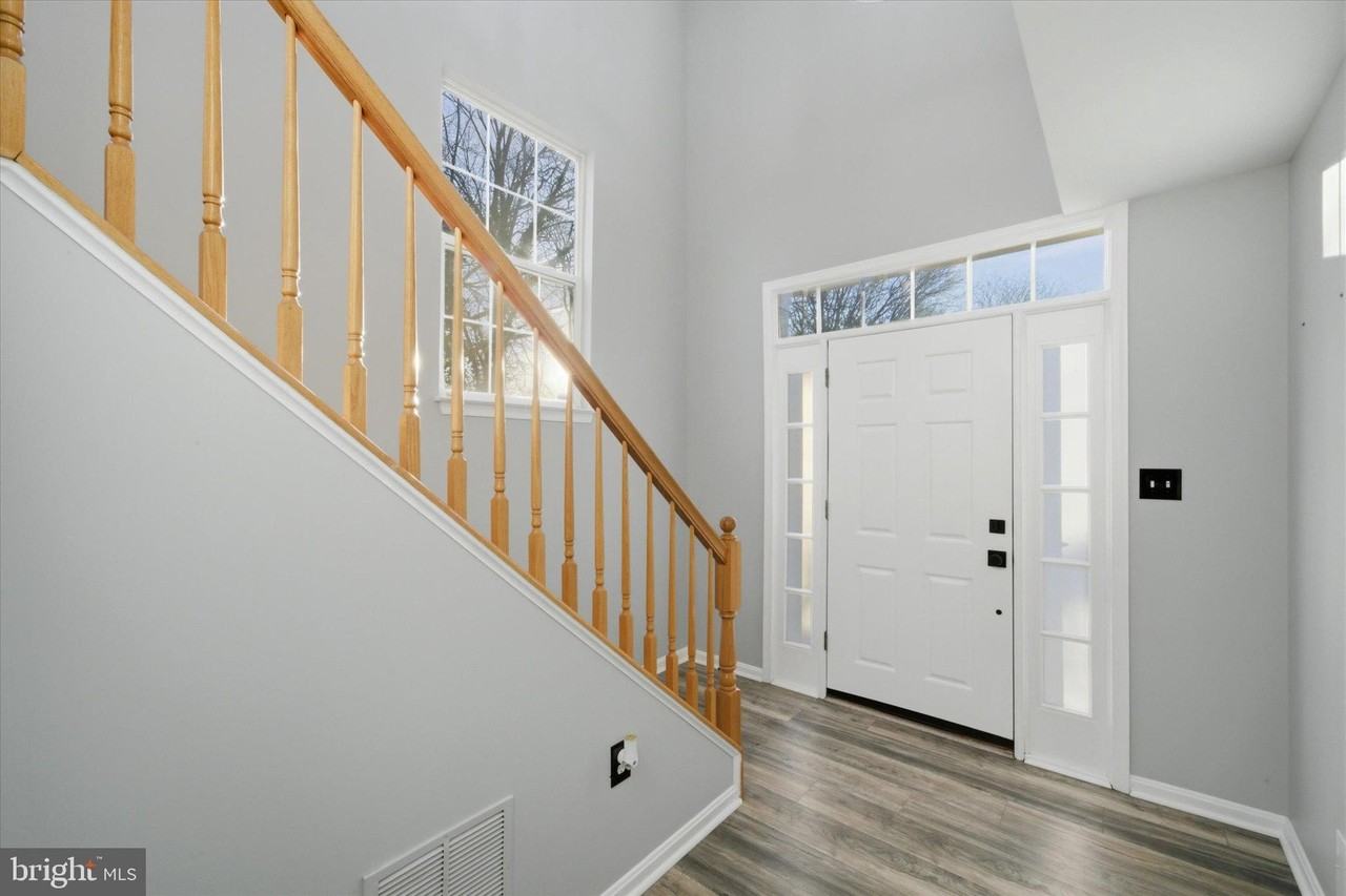 9228 Acer Ln - Photo 5 of 41