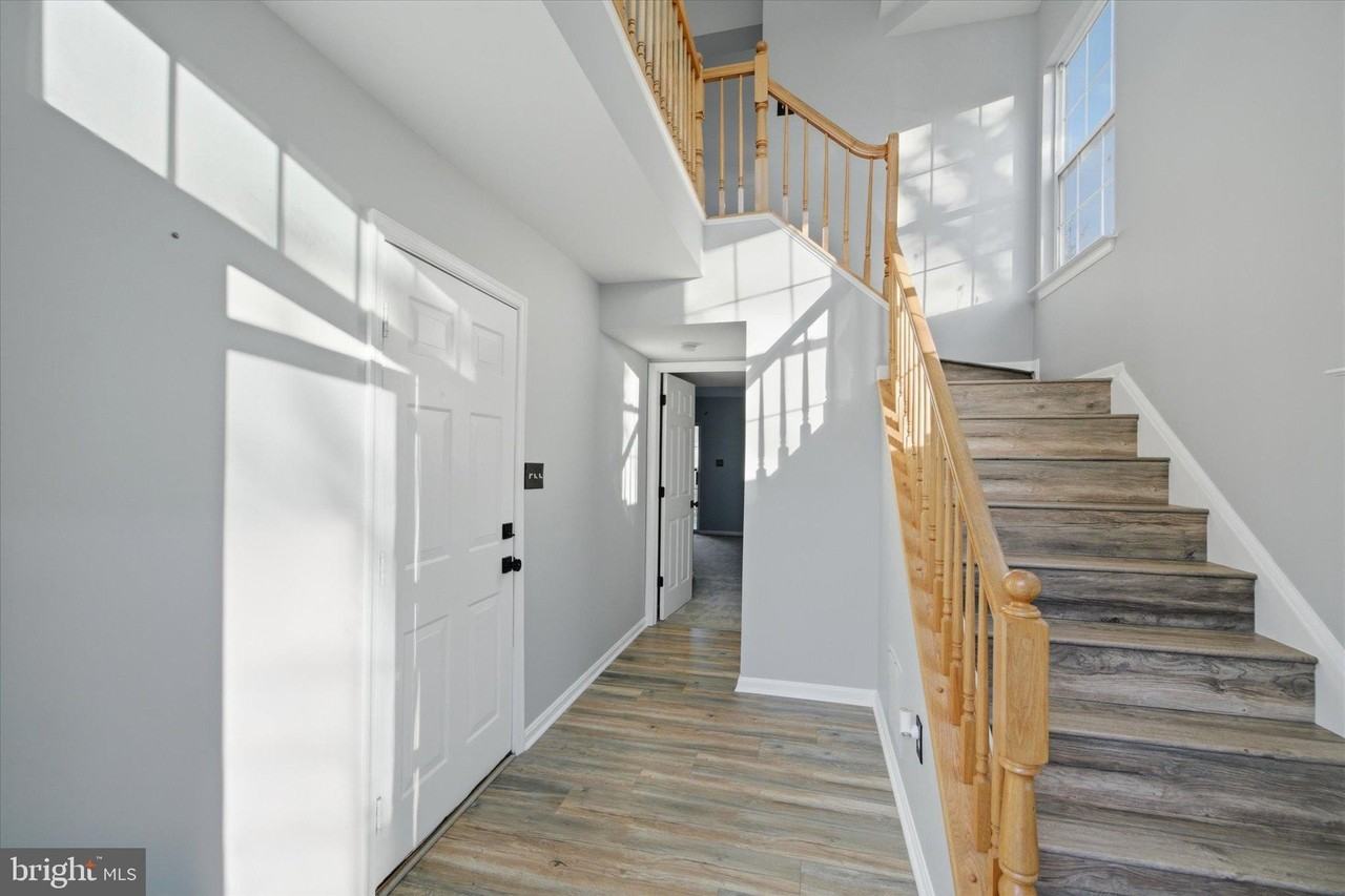 9228 Acer Ln - Photo 6 of 41