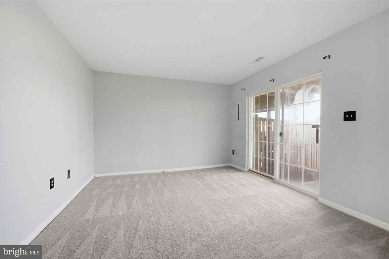 9228 Acer Ln - Photo 7 of 41