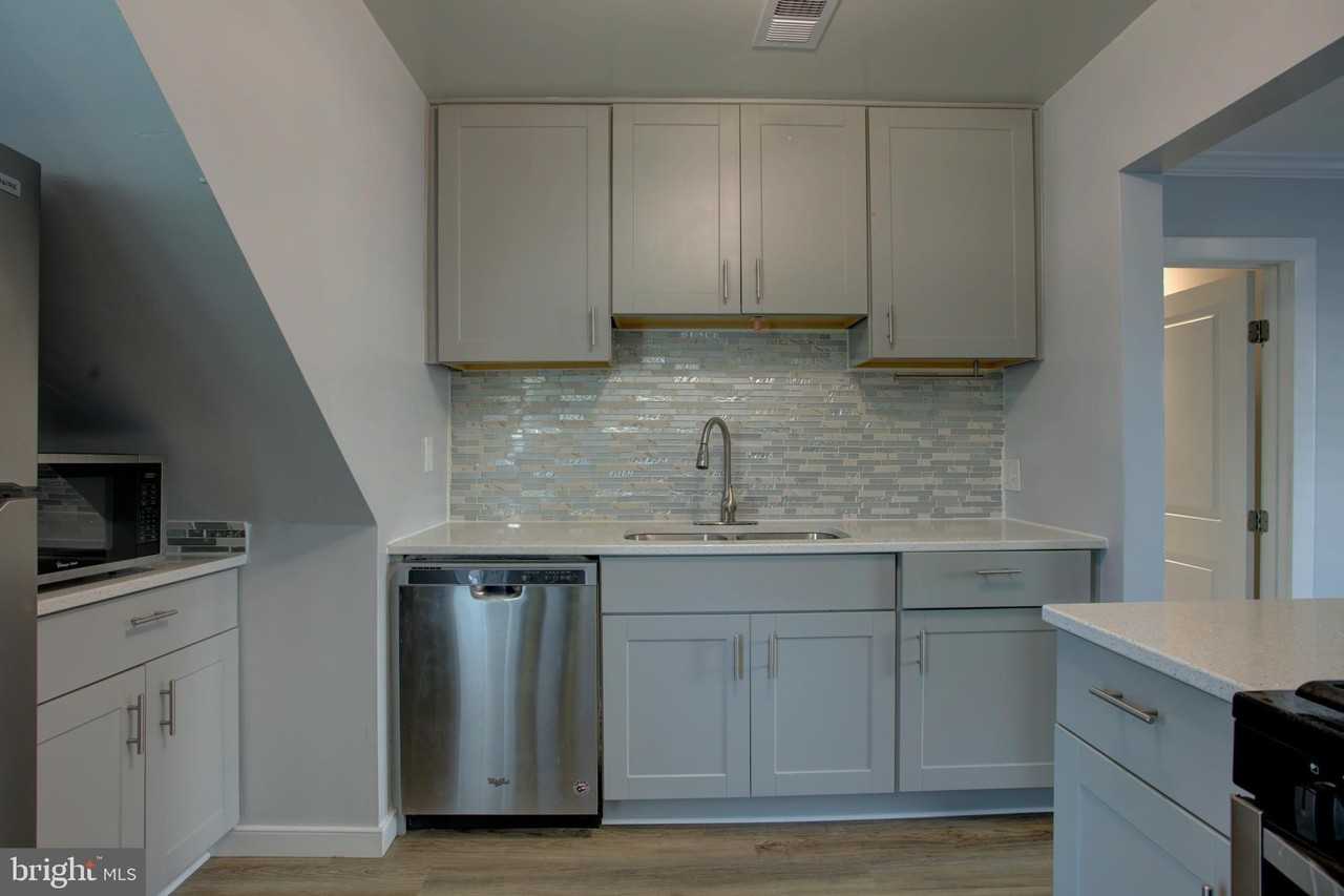 232 Cabbel Dr - Photo 3 of 27