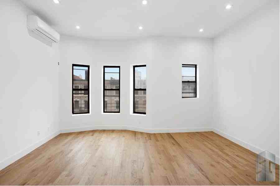 1477 Pacific St - Photo 4 of 8