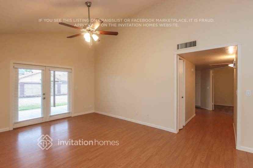 1311 W Straford Dr - Photo 4 of 14