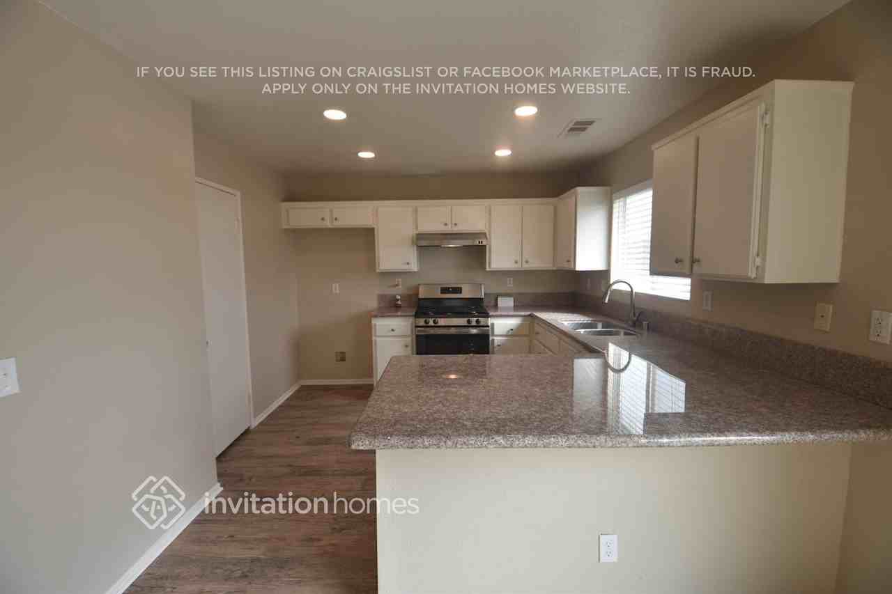 1721 G Ct - Photo 3 of 12