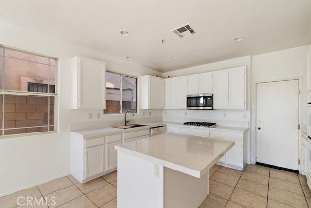 16757 Escalon Dr - Photo 6 of 32