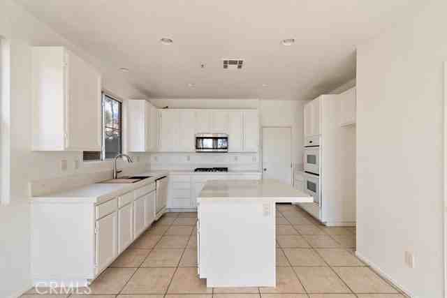 16757 Escalon Dr - Photo 7 of 32