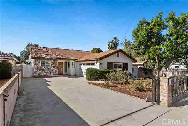 7425 Garden Grove Ave - Photo 2 of 8