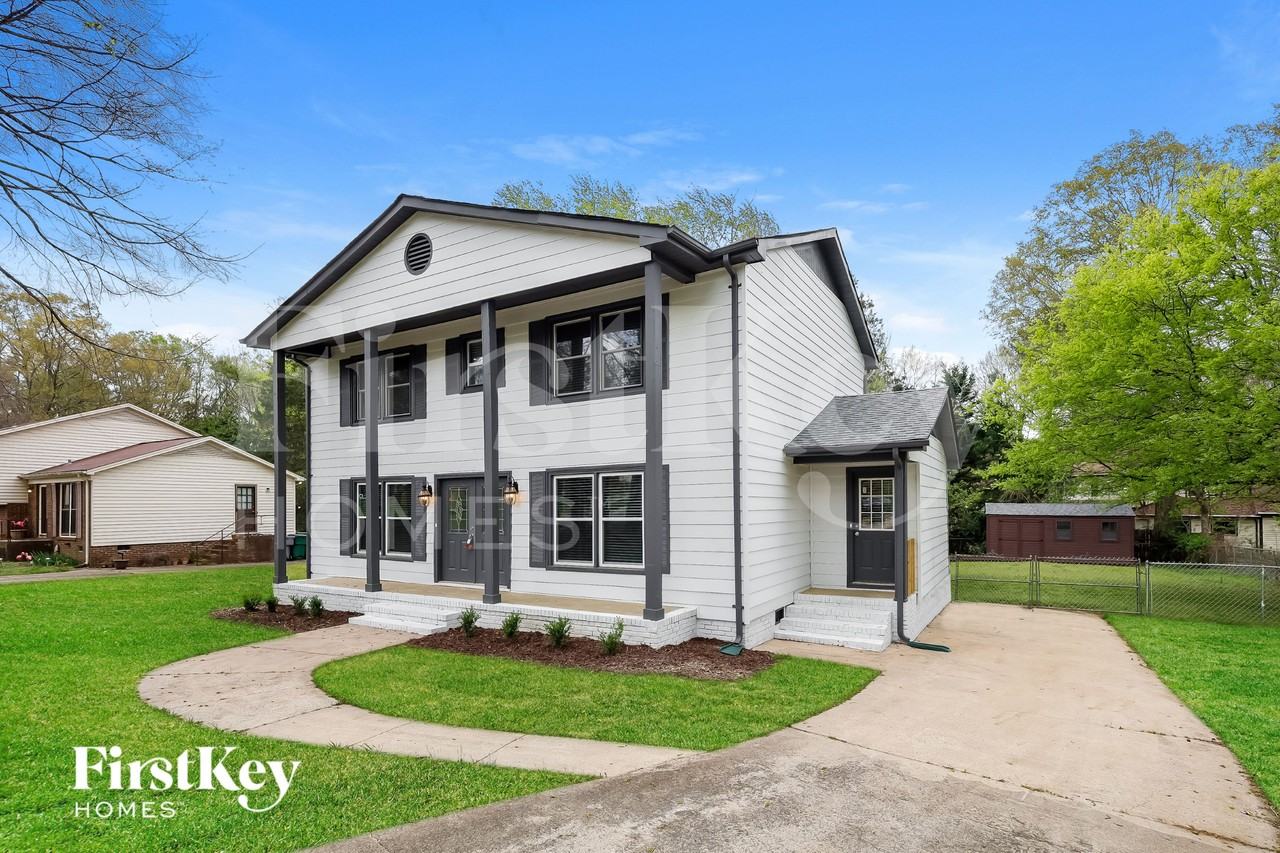 2816 Scarlet Cir - Photo 2 of 15