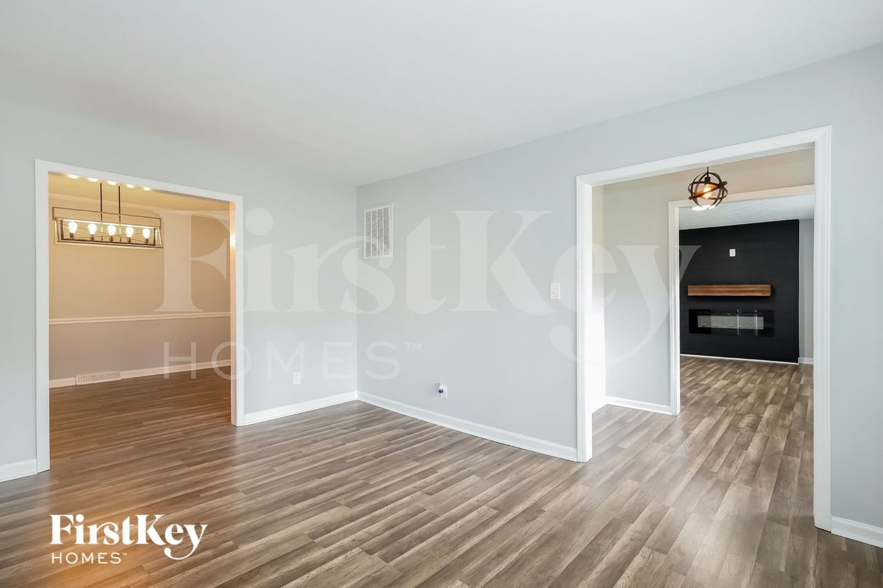 2816 Scarlet Cir - Photo 4 of 15