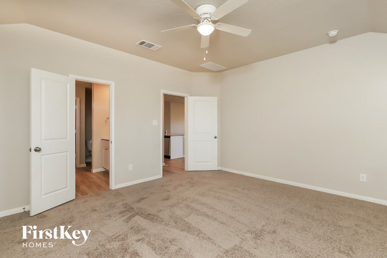 9984 Sarrebourg St - Photo 7 of 14