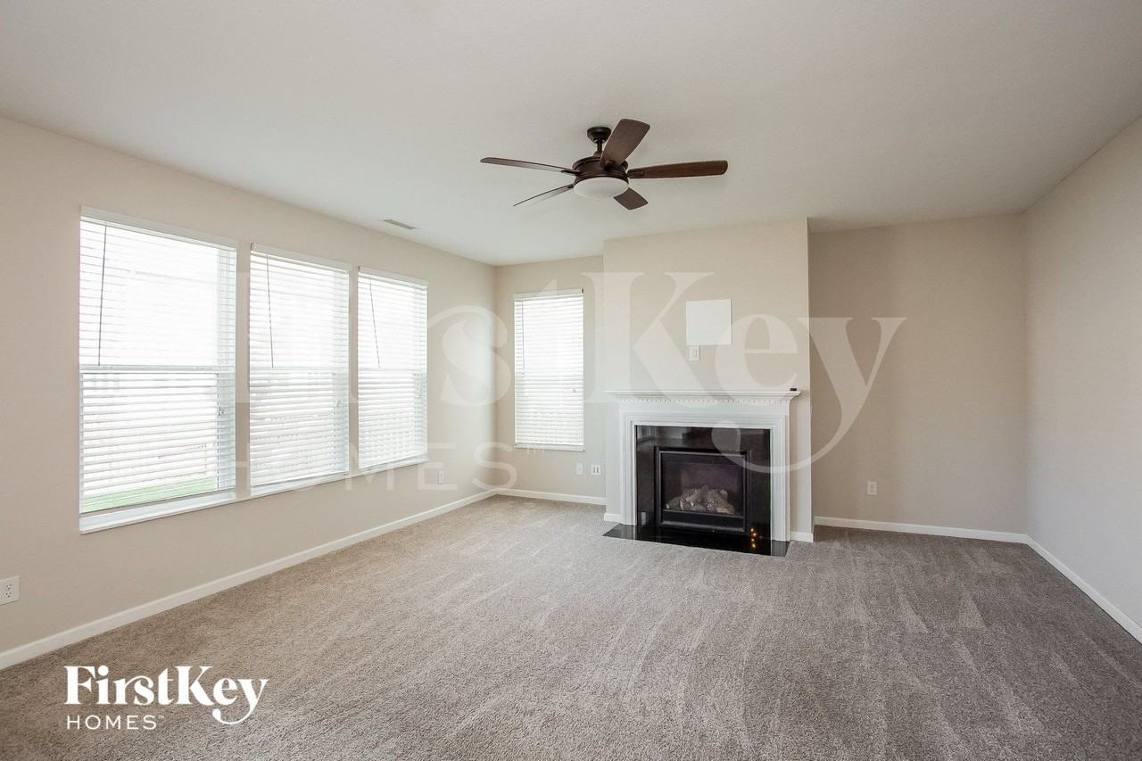 10576 Glenwyck Pl - Photo 3 of 15