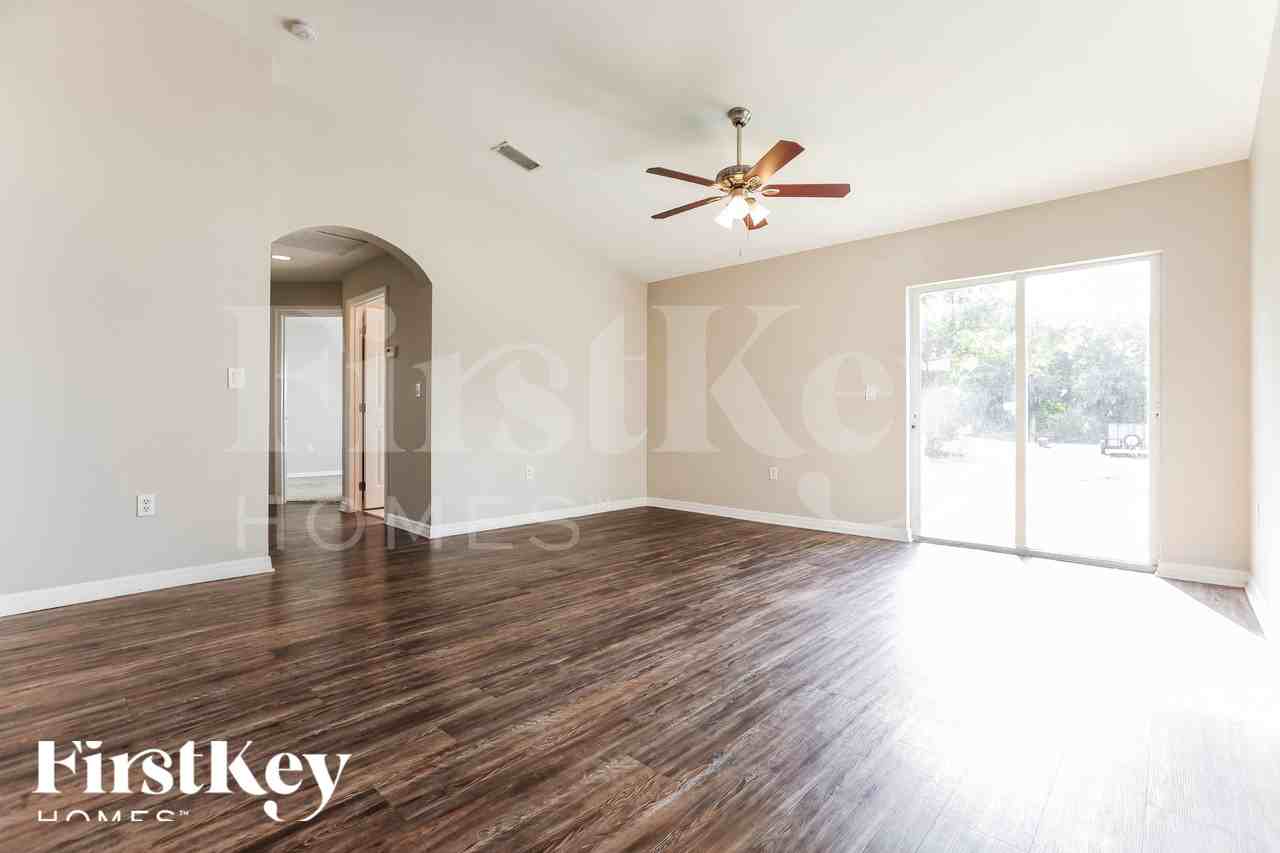 2637 Lacroix Ave - Photo 2 of 18