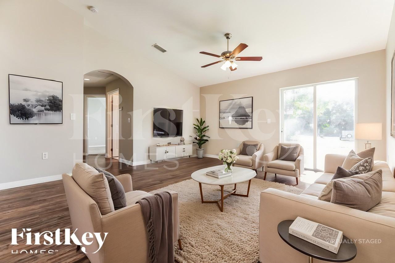 2637 Lacroix Ave - Photo 3 of 18