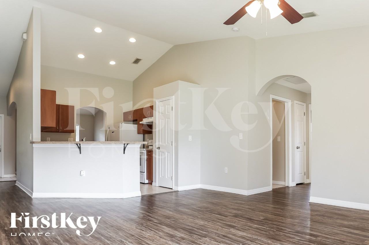 2637 Lacroix Ave - Photo 4 of 18