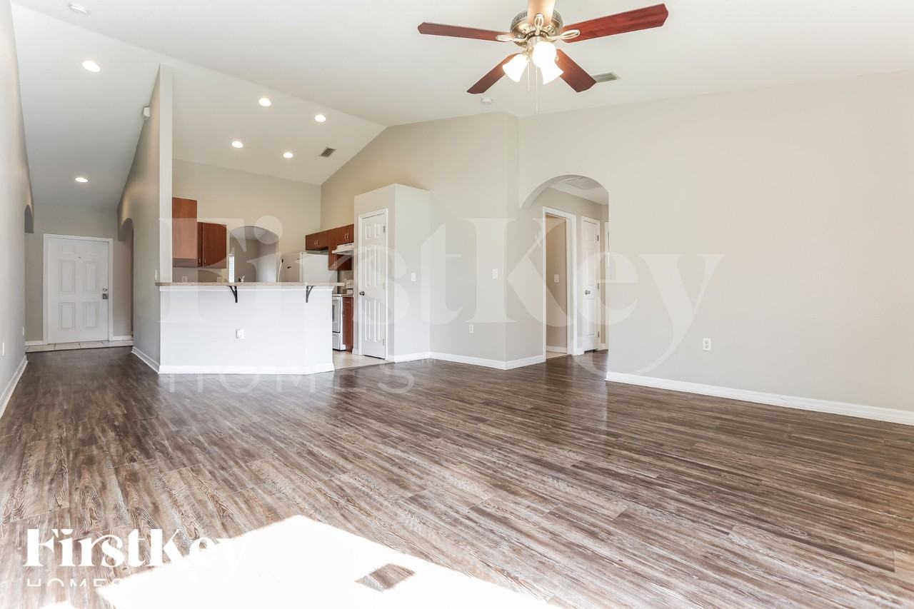 2637 Lacroix Ave - Photo 5 of 18