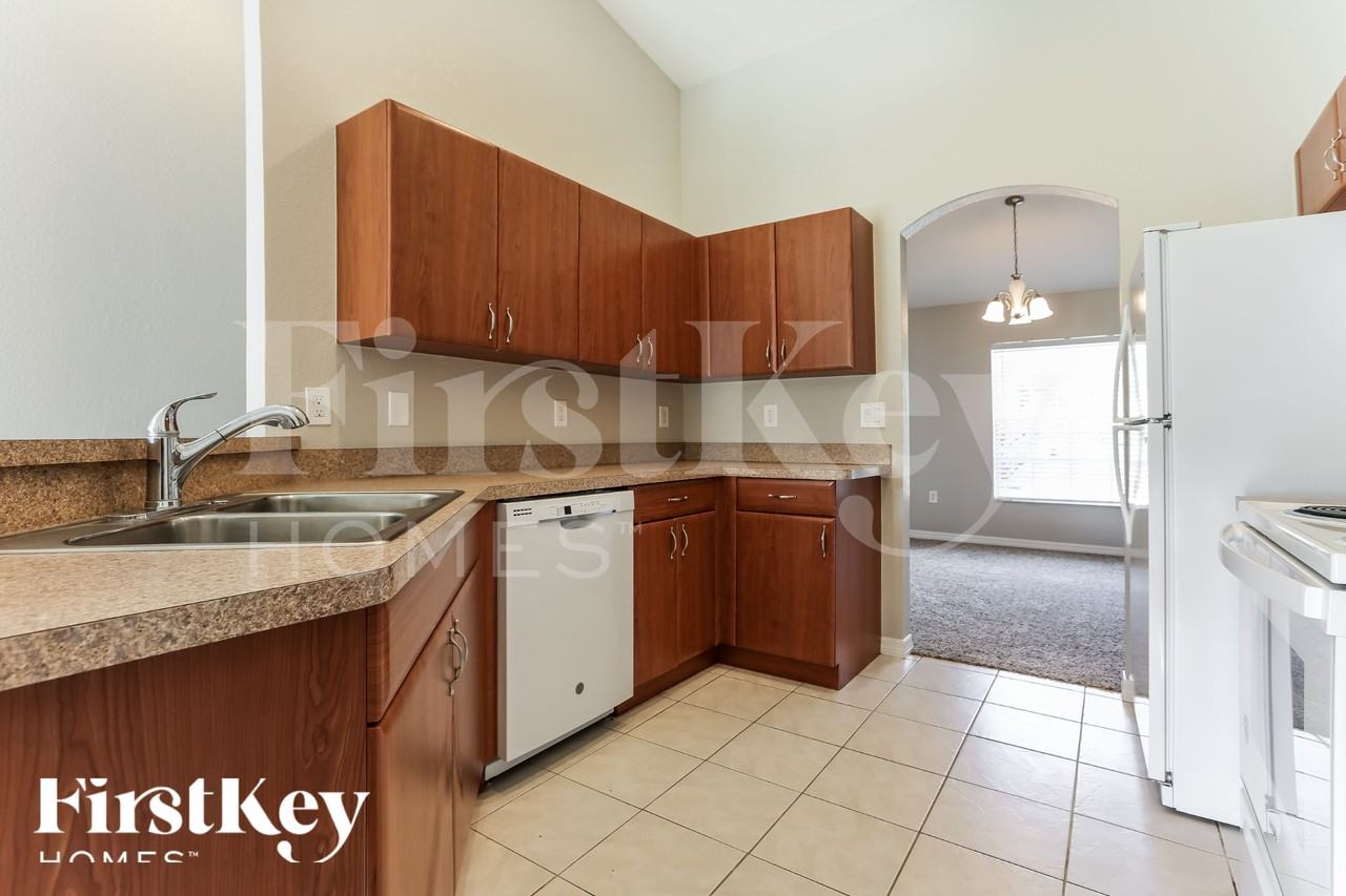 2637 Lacroix Ave - Photo 6 of 18